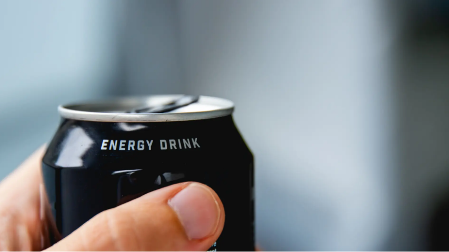 Especialistas advierten que el consumo diario de bebidas energéticas podría comprometer la salud renal